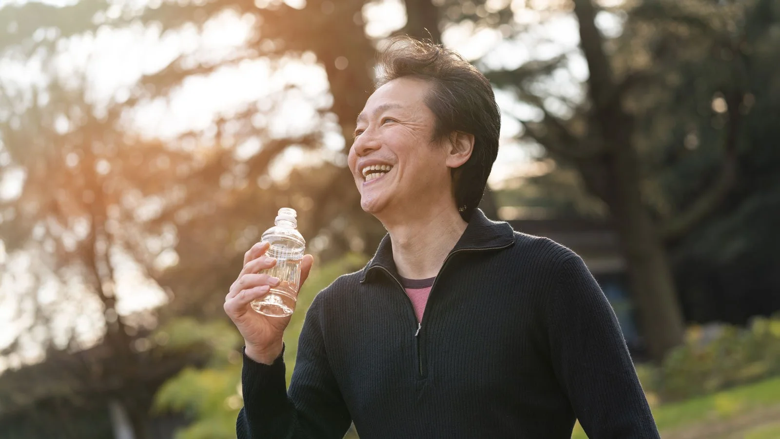 Medium shot smiley man with water bottle